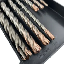 Fit-to-Fix 009-KA070077 7-delige Uni SDS-Plus Premium Hamerborenset - 2/4-snijder - Staal - 5-6-8x110mm + 6-8-10-12x160mm 7 Fit-to-Fix 009-KA070077 7-delige Uni SDS-Plus Premium Hamerborenset - 2/4-snijder - Staal - 5-6-8x110mm + 6-8-10-12x160mm -Makita || Bosch || Festool Verkoop 28882c81efefbf35a10f80dadf493fde